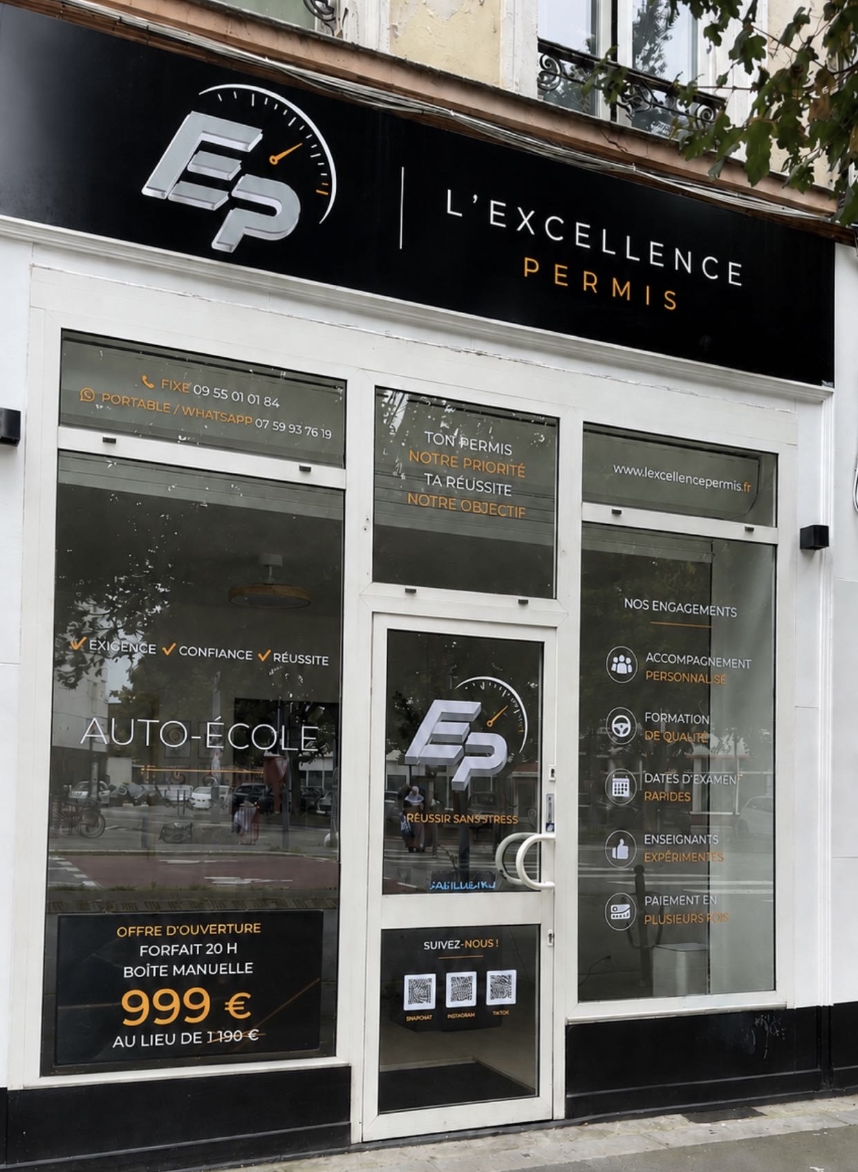 Devanture réelle de L’Excellence Permis avec sa vitrophanie, 4 rue Brûle-Maison à Lille